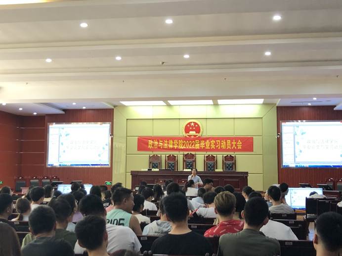 一群人在开会
      描述已自动生成