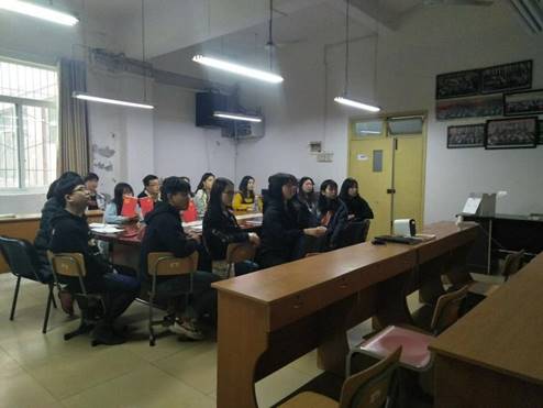 投影仪观看“学习强国”照片3
